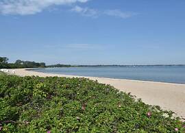Spacious Bungalow near Sea in Grundshagen