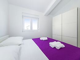 Sea-view Apartment With Garden