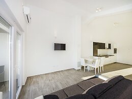 Sea-view Apartment With Garden