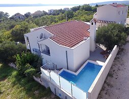 Modern Apartment With Private Pool in Maslenica