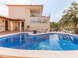 Fantastic Large Holiday Home With Pool for 8 People in Rosas