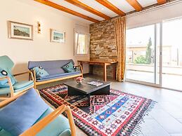 Fantastic Large Holiday Home With Pool for 8 People in Rosas