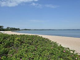 Lovely Bungalow near Sea in Elmenhorst