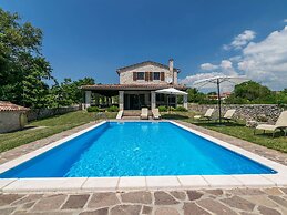 Spacious Villa in Tinjan With Pool