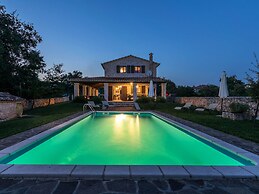 Spacious Villa in Tinjan With Pool