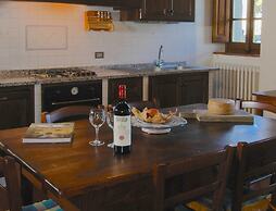 Agriturismo near Cortona with Spacious Garden & Swimming Pool