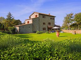 Agriturismo near Cortona with Spacious Garden & Swimming Pool