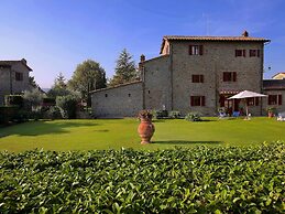 Agriturismo near Cortona with Spacious Garden & Swimming Pool