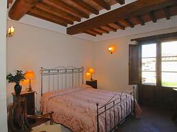 Agriturismo near Cortona with Spacious Garden & Swimming Pool