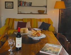 Agriturismo near Cortona with Spacious Garden & Swimming Pool