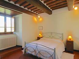 Agriturismo near Cortona with Spacious Garden & Swimming Pool