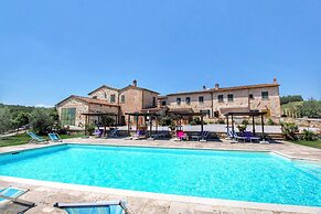 Farmhouse in Asciano With Pool & BBQ