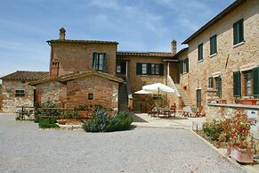 Farmhouse in Asciano With Pool & BBQ