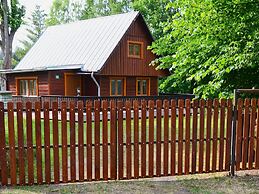 Home With Well-kept Fenced-in Rice on the Shore
