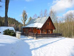 Home With Well-kept Fenced-in Rice on the Shore