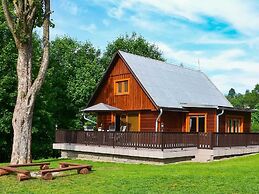 Home With Well-kept Fenced-in Rice on the Shore