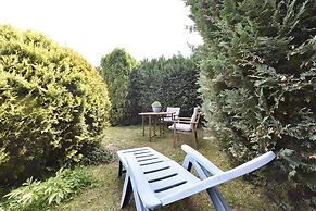 Apartment With Sunbathing Lawn