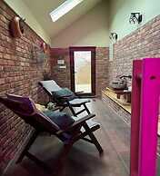 Lovely Holiday House With Big, Private Garden, Near Well Known SPA Cen