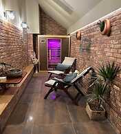 Lovely Holiday House With Big, Private Garden, Near Well Known SPA Cen