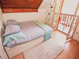 Lovely Holiday House With Big, Private Garden, Near Well Known SPA Cen