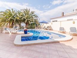 Modern Apartment in Roses With Swimming Pool