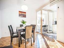 Luxury Apartment With Private Balcony in Quiet Area