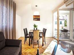 Luxury Apartment With Private Balcony in Quiet Area