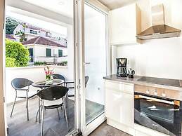 Luxury Apartment With Private Balcony in Quiet Area