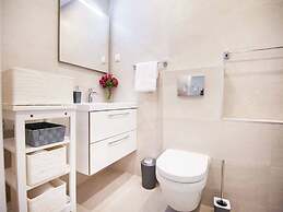 Luxury Apartment With Private Balcony in Quiet Area