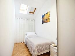 Luxury Apartment With Private Balcony in Quiet Area