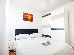 Luxury Apartment With Private Balcony in Quiet Area