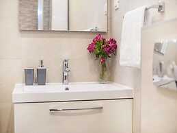 Luxury Apartment With Private Balcony in Quiet Area