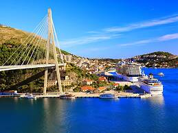 Luxury Apartment With Private Balcony in Quiet Area