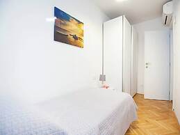 Luxury Apartment With Private Balcony in Quiet Area