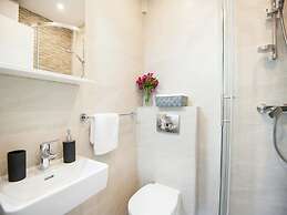 Luxury Apartment With Private Balcony in Quiet Area