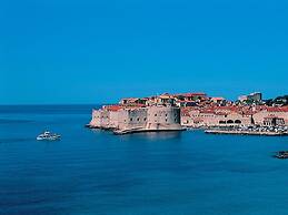 Luxury Apartment With Private Balcony in Quiet Area