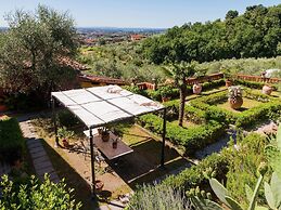 Nice Farmhouse in Montecatini Terme with Sauna & Hot Tub