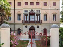 Belvilla by OYO Villa Fiorita Due