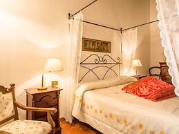 Holiday Home in Town Center with Pool, Garden, Hot Tub