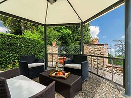 Holiday Home in Town Center with Pool, Garden, Hot Tub