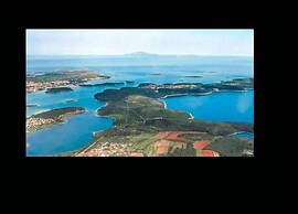 Apartment in Murter With Bubble Bath