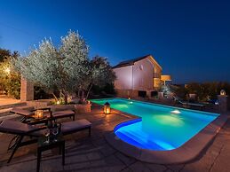 Apartment in Murter With Swimming Pool