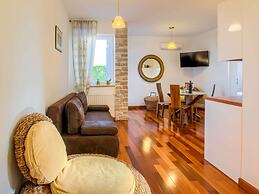 Apartment in Murter With Swimming Pool