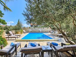 Apartment in Murter With Swimming Pool