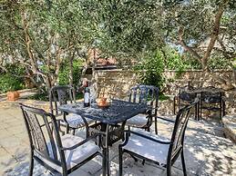 Apartment in Murter With Swimming Pool