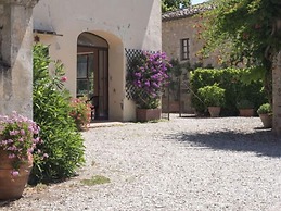 Belvilla by OYO Alluring Holiday Home With Garden