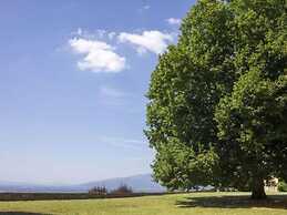 Belvilla by OYO Alluring Holiday Home With Garden