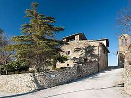 Belvilla by OYO Alluring Holiday Home With Garden