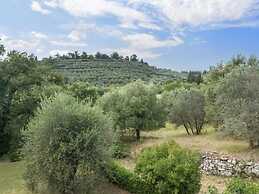 Belvilla by OYO Alluring Holiday Home With Garden