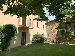 Belvilla by OYO Alluring Holiday Home With Garden